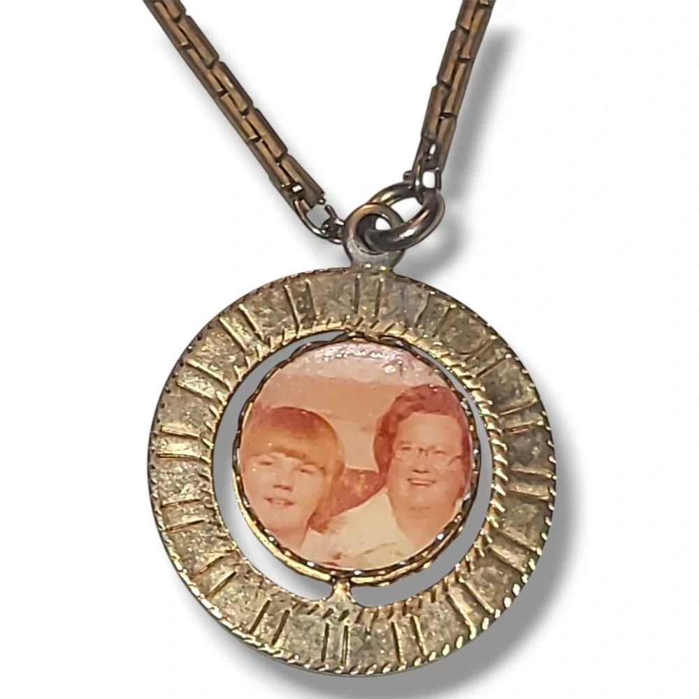 Vintage‎ 70s Gold Plated Spinner Photo Pendant Necklace Double Sided Locket 24in
